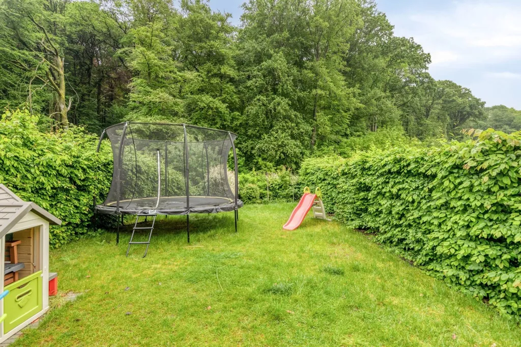Jardin - Maison Récemment Construite avec Terrasse à Clabecq