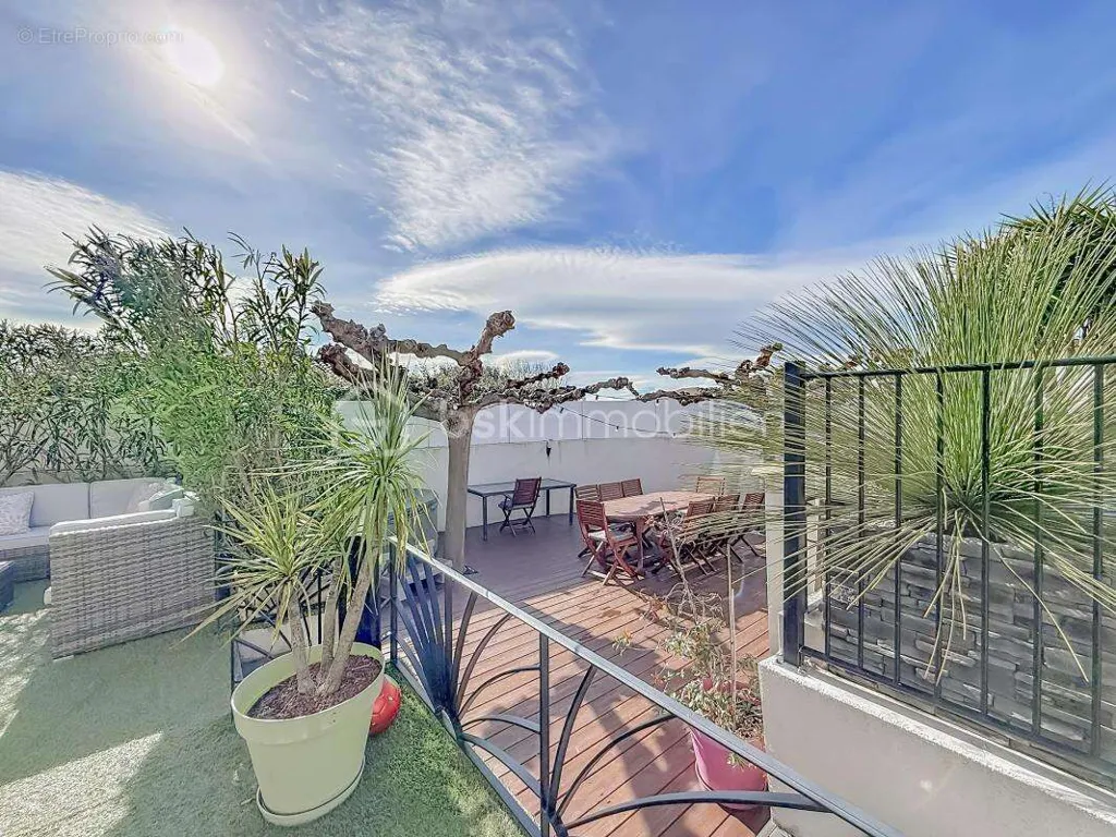 Terrace - Villa with Pool and Garage in Cournonsec