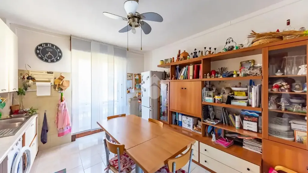 Söögituba - 3-Bedroom Apartment with Balcony in Lainate