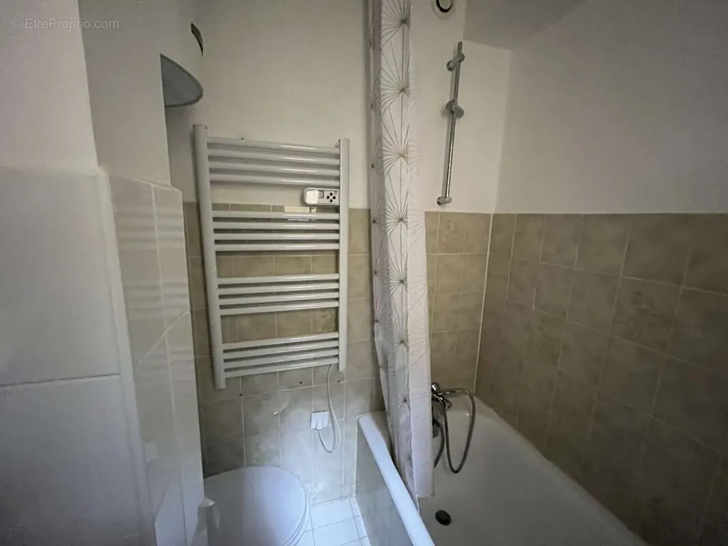 Salles de bain - F1/2 Lumineux et Meublé dans le Quartier Commerce