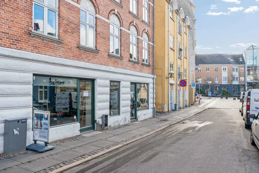 Extérieur - Retail Unit with Large Windows in Aalborg