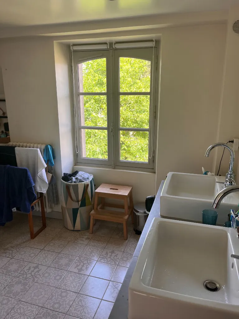 Salles de bain - Maison Familiale avec Jardin au Centre de Verneuil