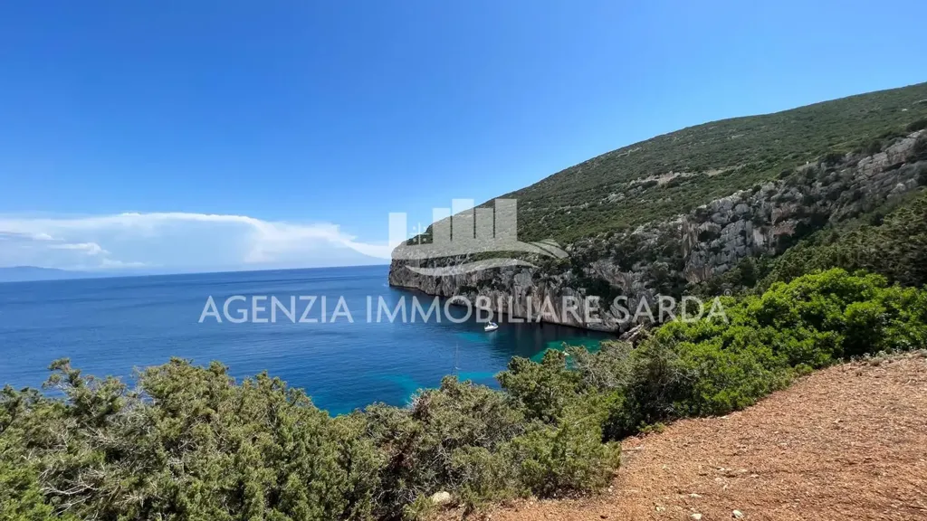 Jardin - Villa with Seafront Potential in Alghero