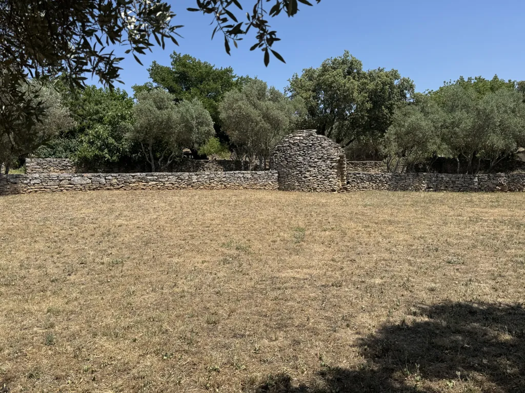 Aed - Constructible Plot with Ancient Walls in Cabrières-d'Avignon