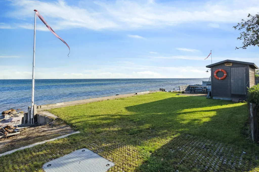 Aed - Renovated Villa with Waterside in Strøby Egede