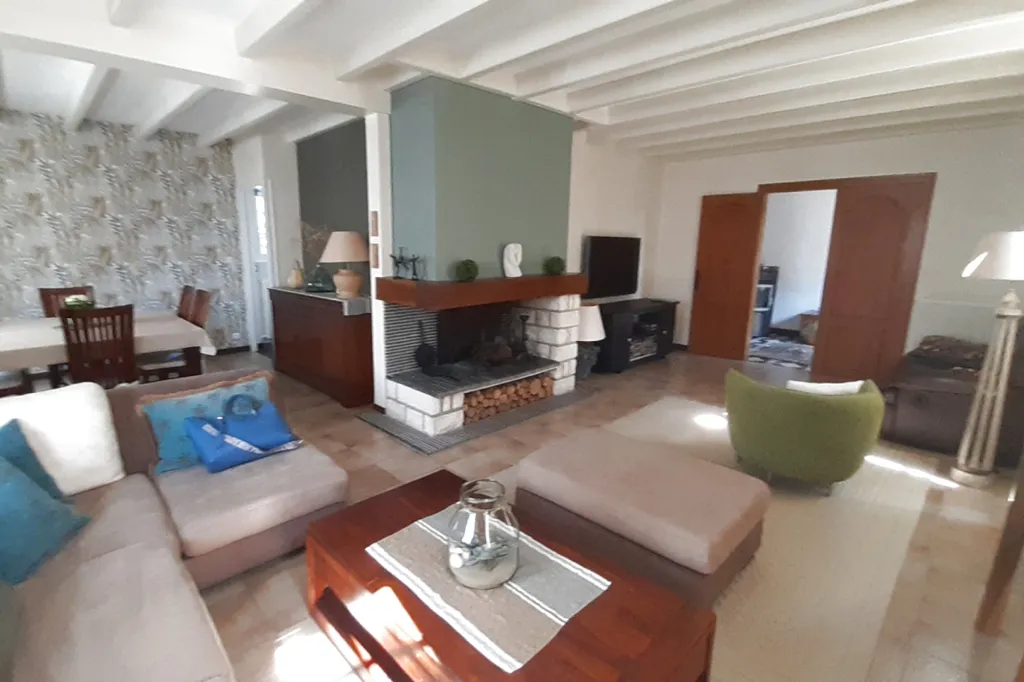 Séjour - Maison Contemporaine avec Piscine à Médis