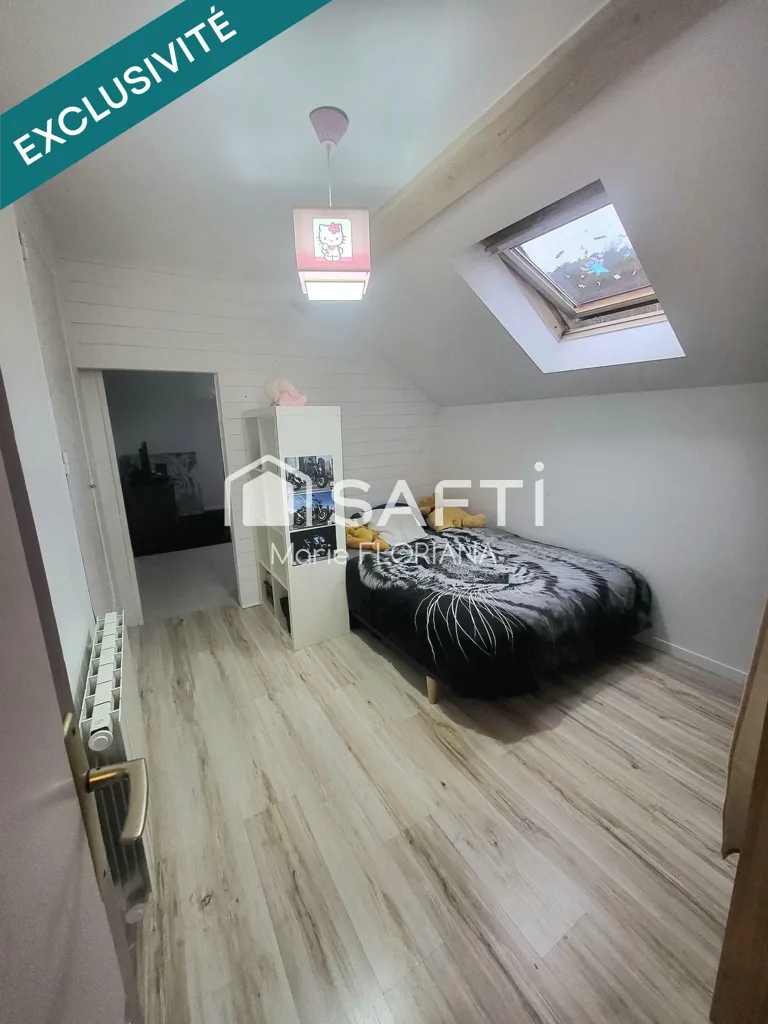 Chambres - Appartement Lumineux avec 4 Chambres à Dortan