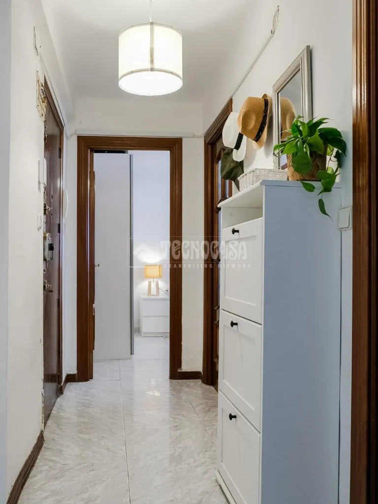 Entrée - Flat with Large Windows in Carabanchel Alto