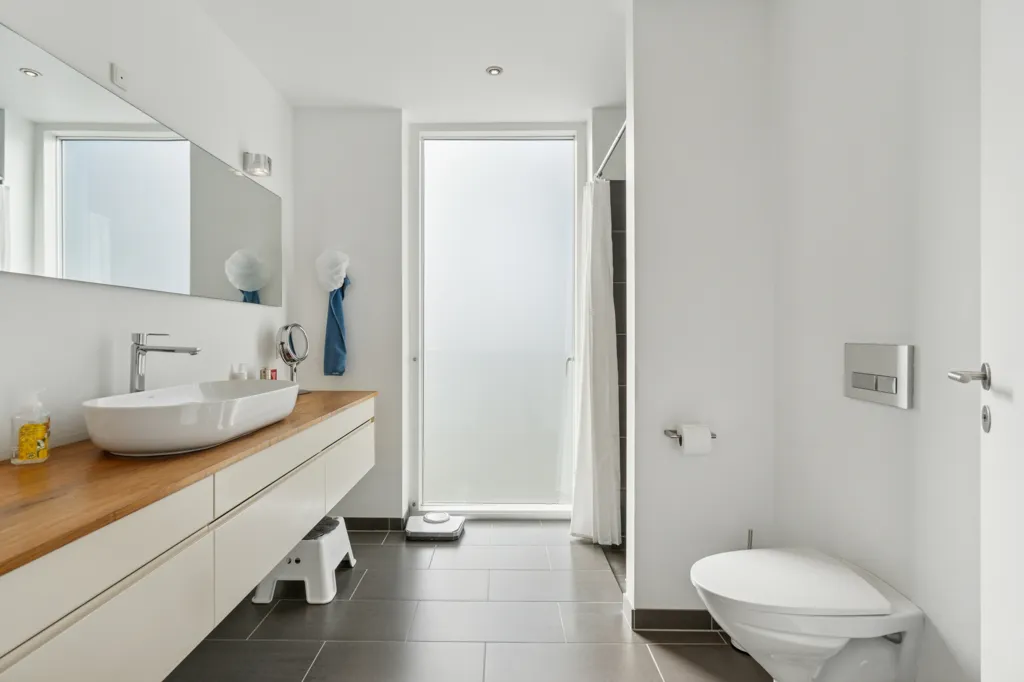 Salles de bain - Architect-Designed Villa with Øresund View in Rungsted Kyst