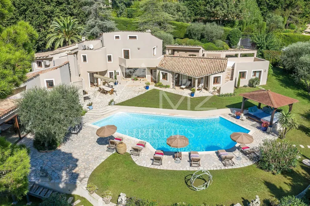 Vue aérienne - Villa Familiale avec Piscine à Mougins