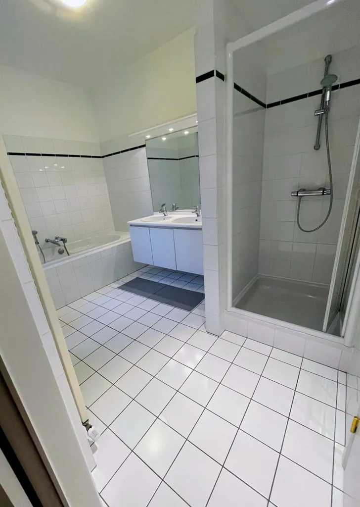 Salles de bain - Appartement Élégant avec Terrasse dans le Quartier des Ambassades