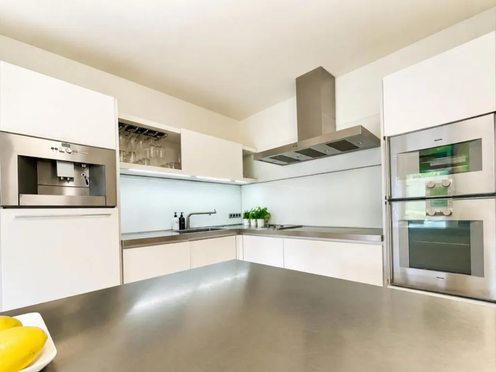 Cucina - Charming Villa with French Facade in Prestigious Area