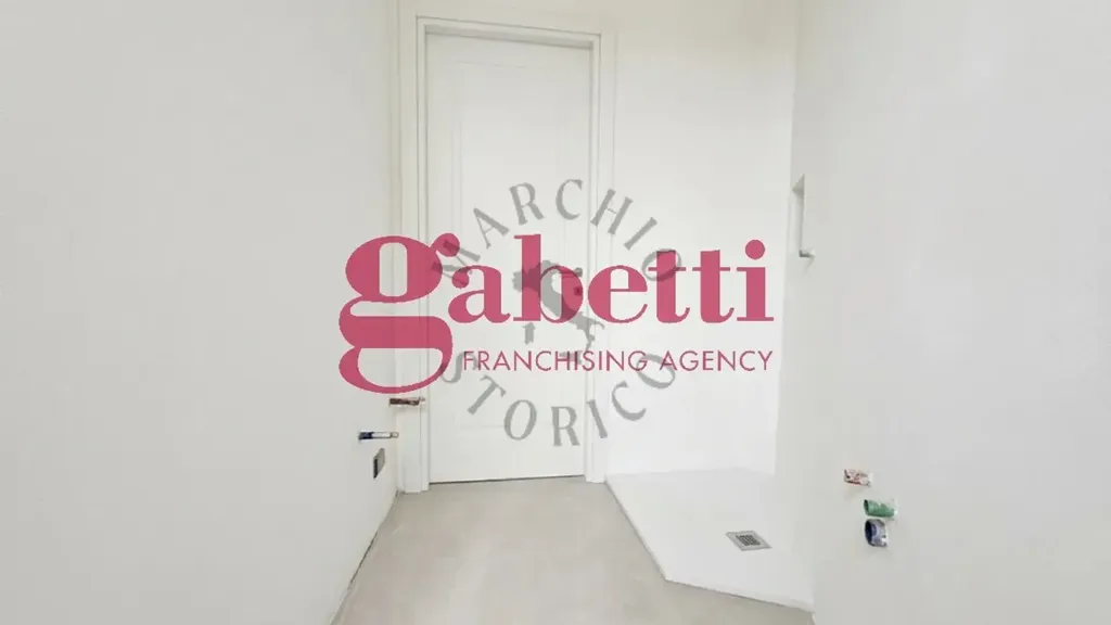 Entrée - Fully Rented Triplex in Florence