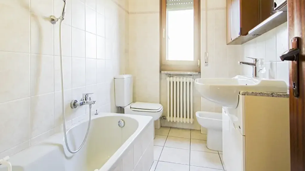 Salles de bain - Triplex with Balconies in Castiglione Olona