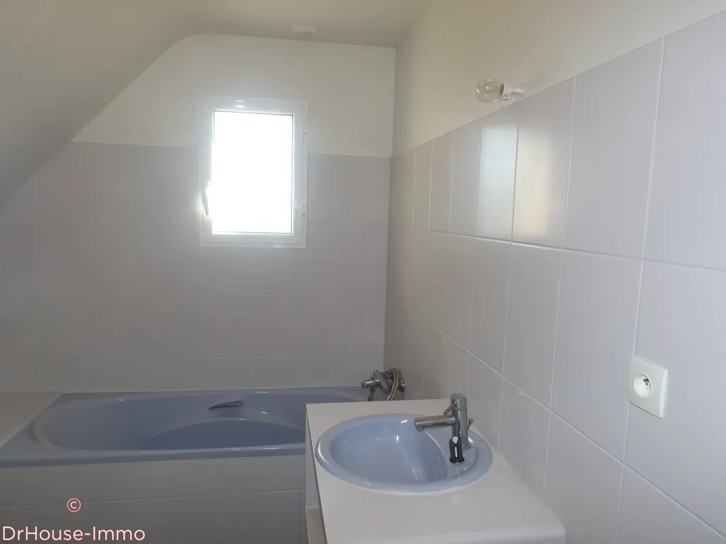 Bathrooms - Modern House with Garden near Berric Centre