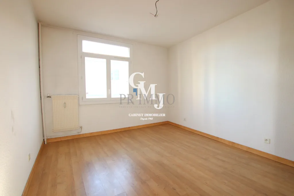 Rooms - Renovated Flat with Central Location in Saint-Raphaël
