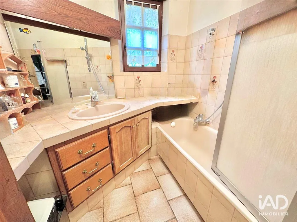 Bathrooms - Charming House with Pool near Cahors