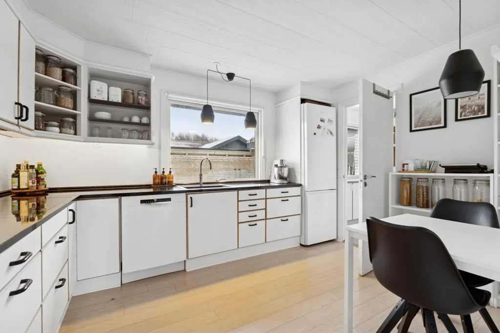 Cuisine - Spacious Bungalow with Garden in Odense