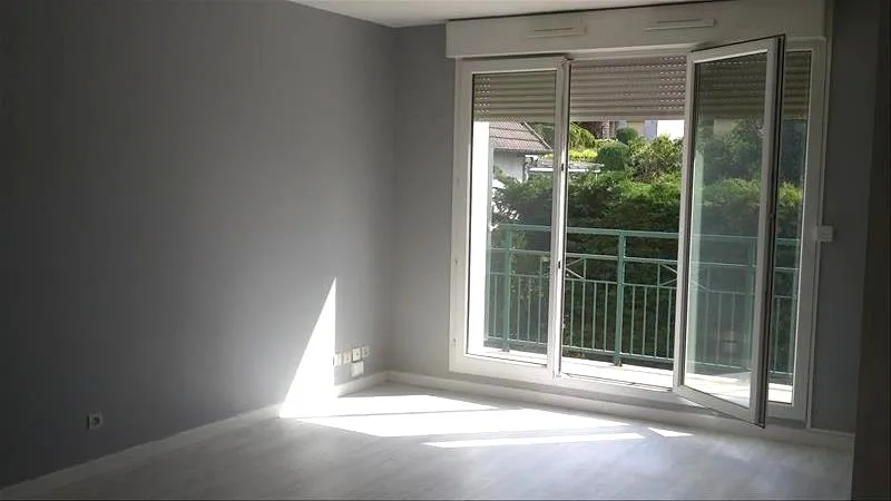 Rooms - Bright Apartment with Balcony in Rueil-Malmaison