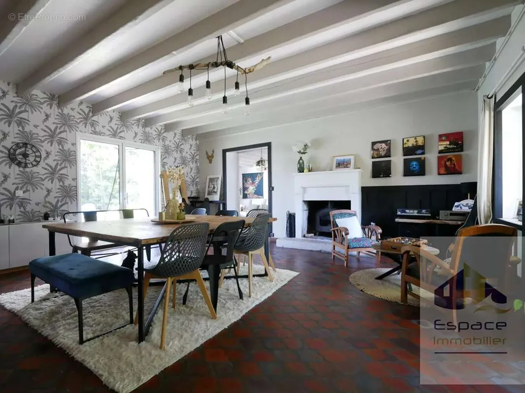 Sala da pranzo - Rustic Stone House with Pool near Aigrefeuille d'Aunis