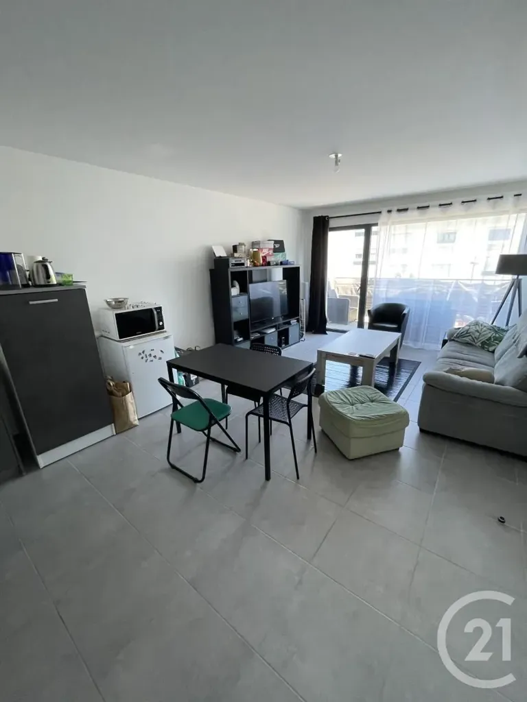 Elutuba - 3-Bed Flat with Balcony in Saint Jean de Braye
