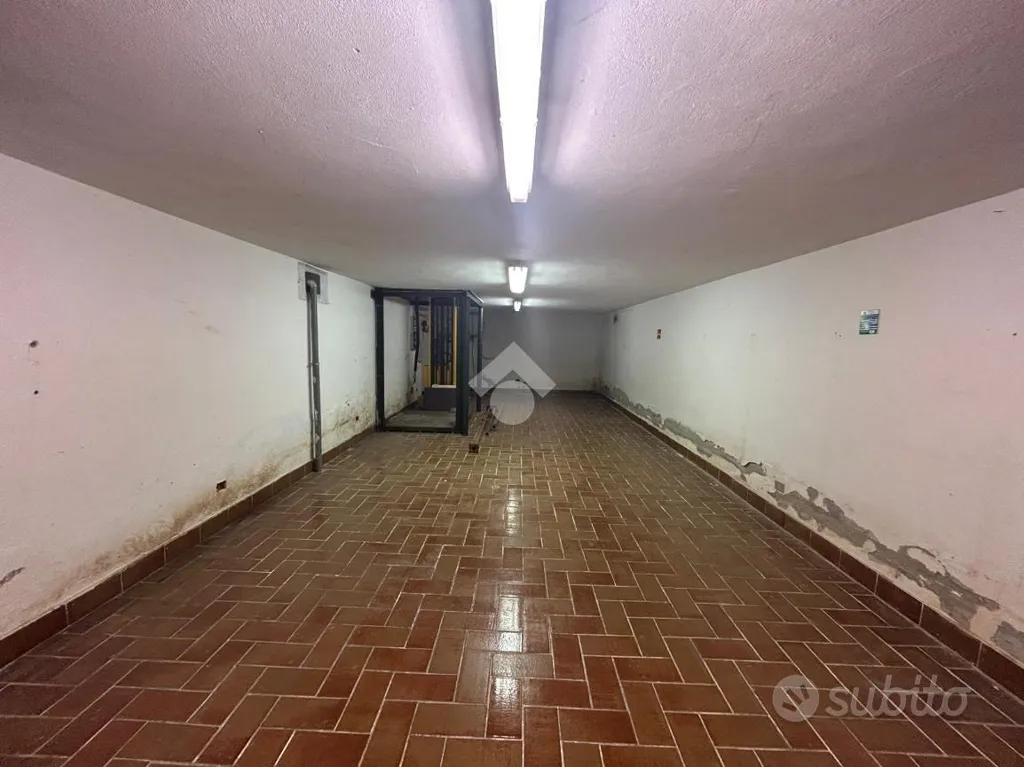 Garage - Commercial Shop with Seafront Courtyard in Lavagna