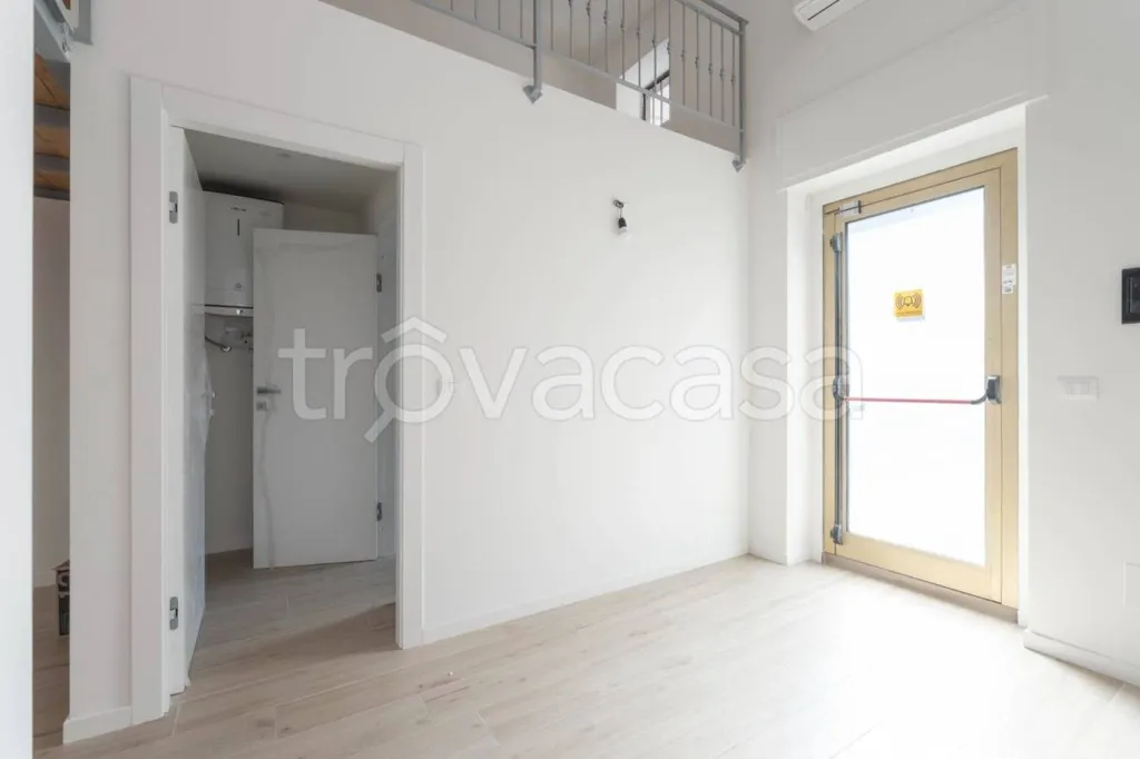 Pièces - Modern Loft with Dual Access in Turin