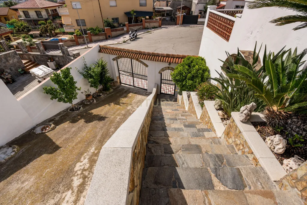 Garden - Independent House with Montserrat Views in Abrera