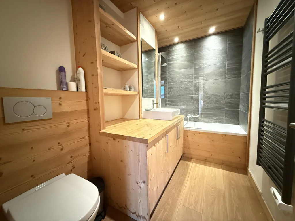 Salles de bain - Appartement Rénové avec Balcon à Praz-sur-Arly