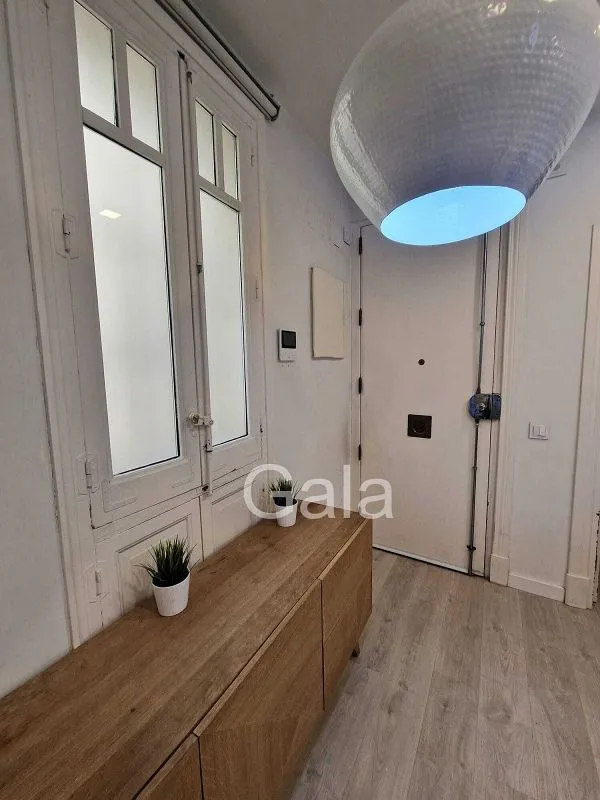 Esik - Modernised Flat with South Light in Trafalgar