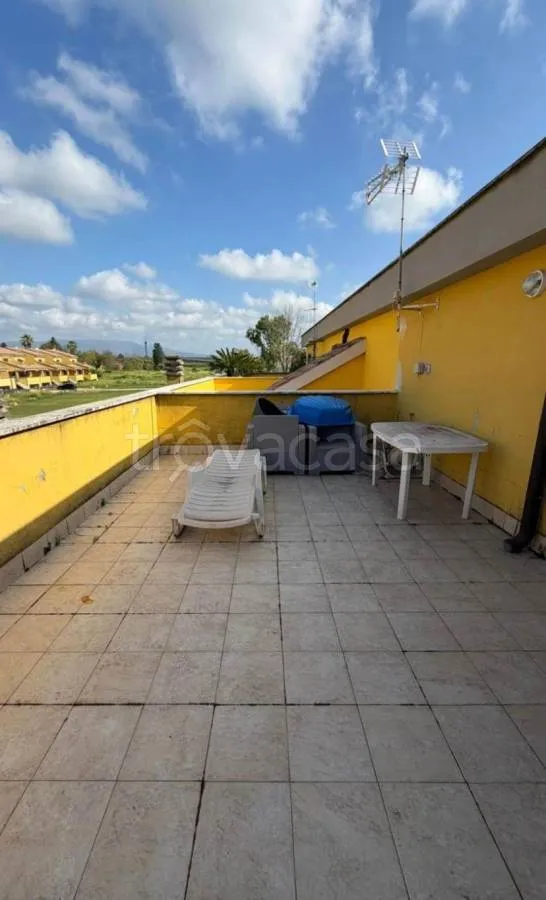 Terrasse - Three-Level Apartment with Balcony in Cisterna di Latina