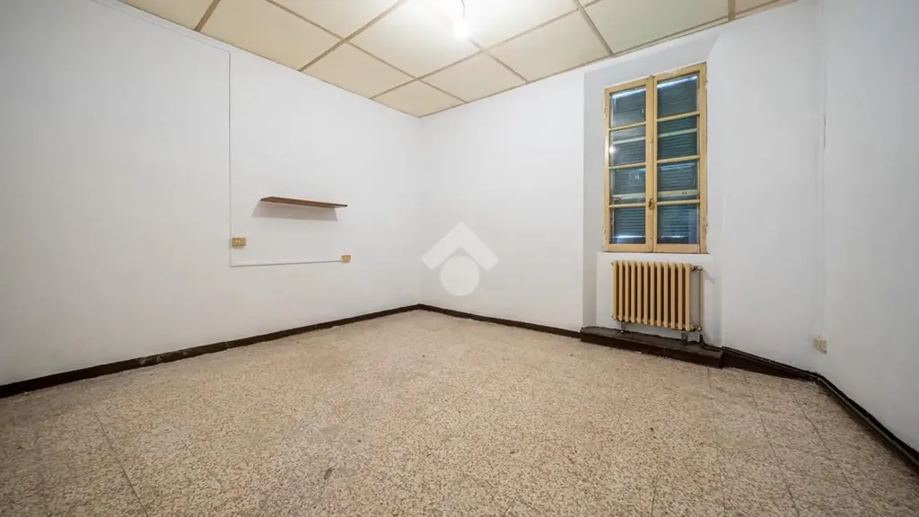 Pièces - Historic Castle with 2 Ha Land in Parma