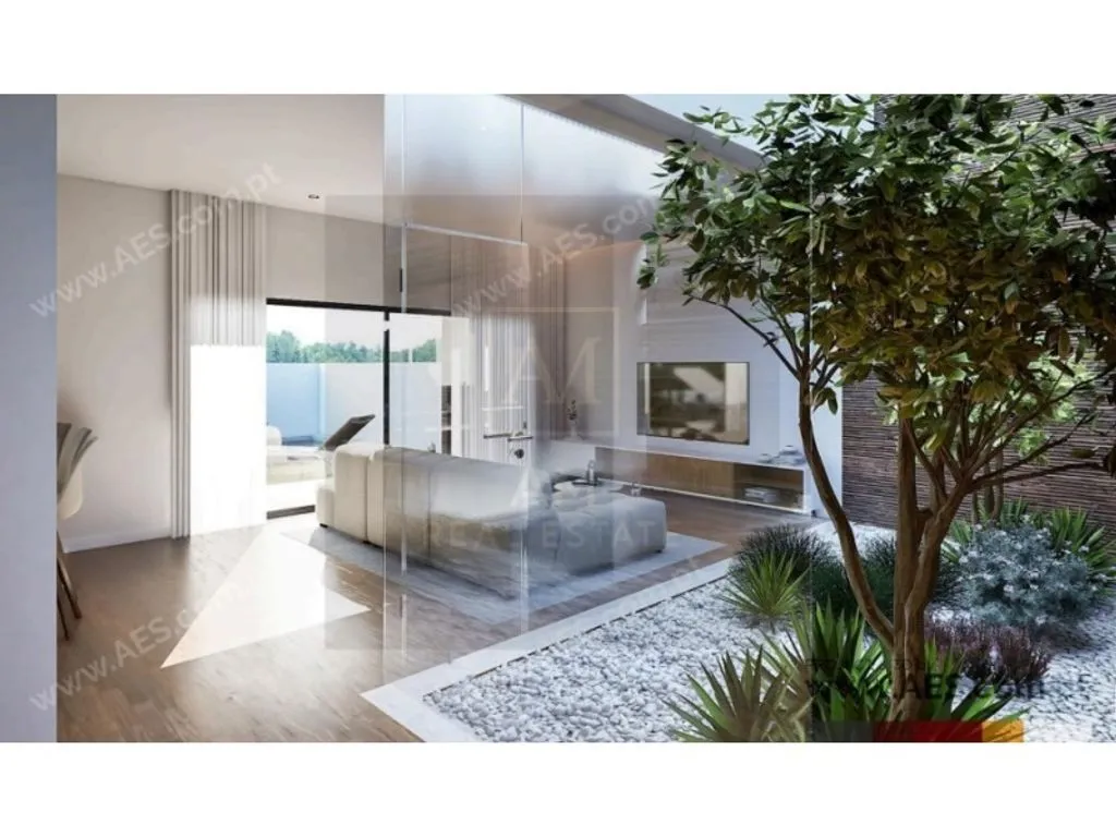 Contemporary Villa with Pool in Seixal