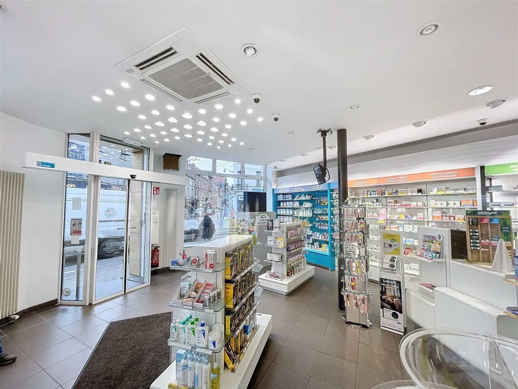 Entrée - Immeuble Mixte avec Commerces à Uccle