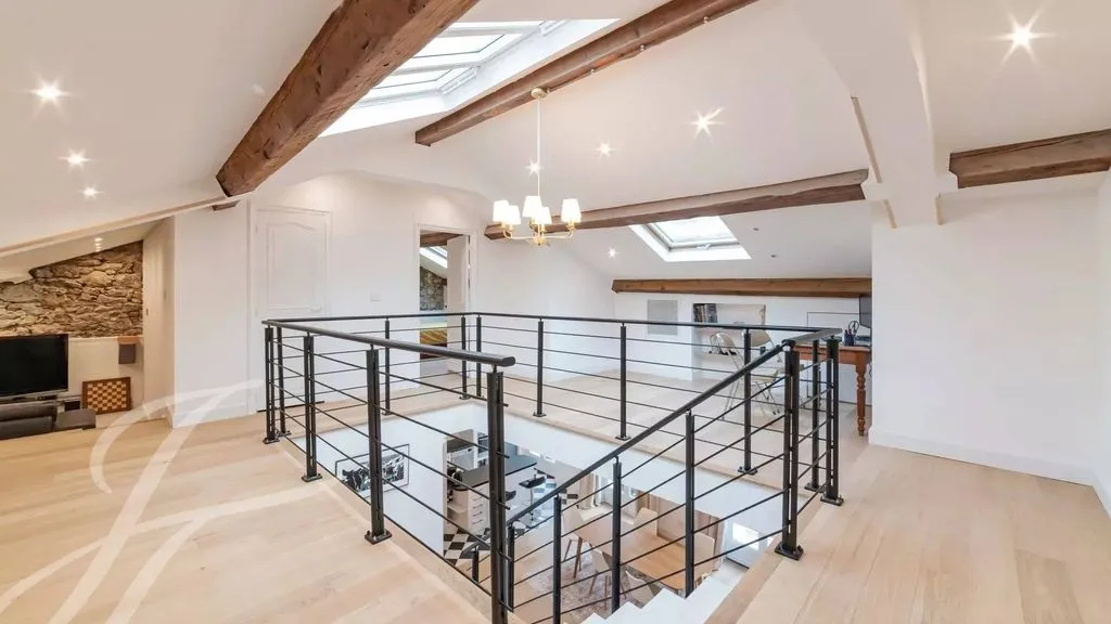 Séjour - Appartement Duplex Rénové au Centre de Cannes