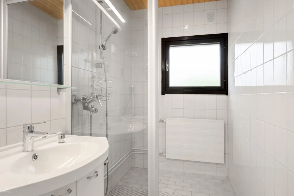 Bathrooms - 3-Bedroom Apartment with Balcony in Riutoja