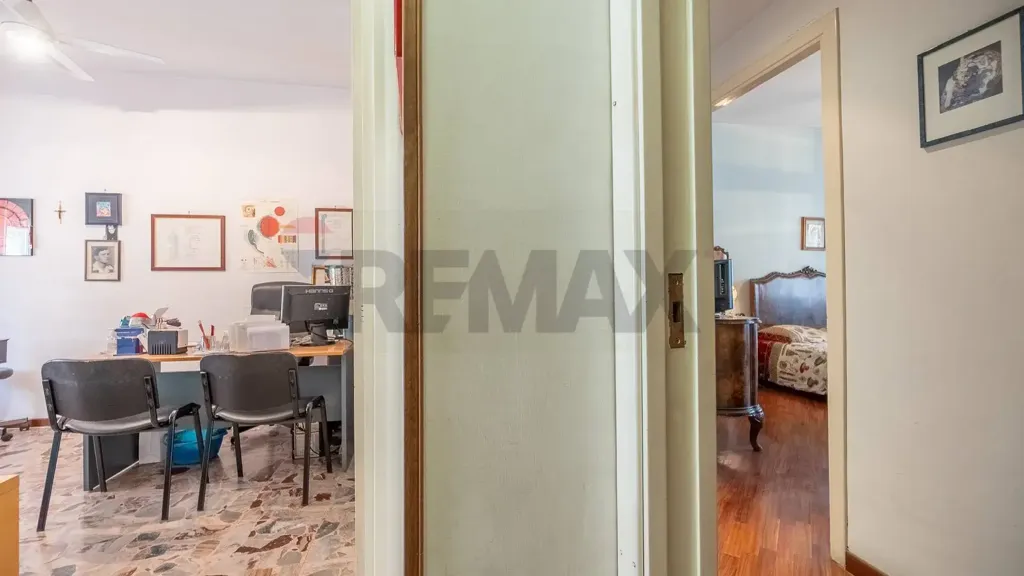 Bureau - Furnished Apartment with Balcony in Rome