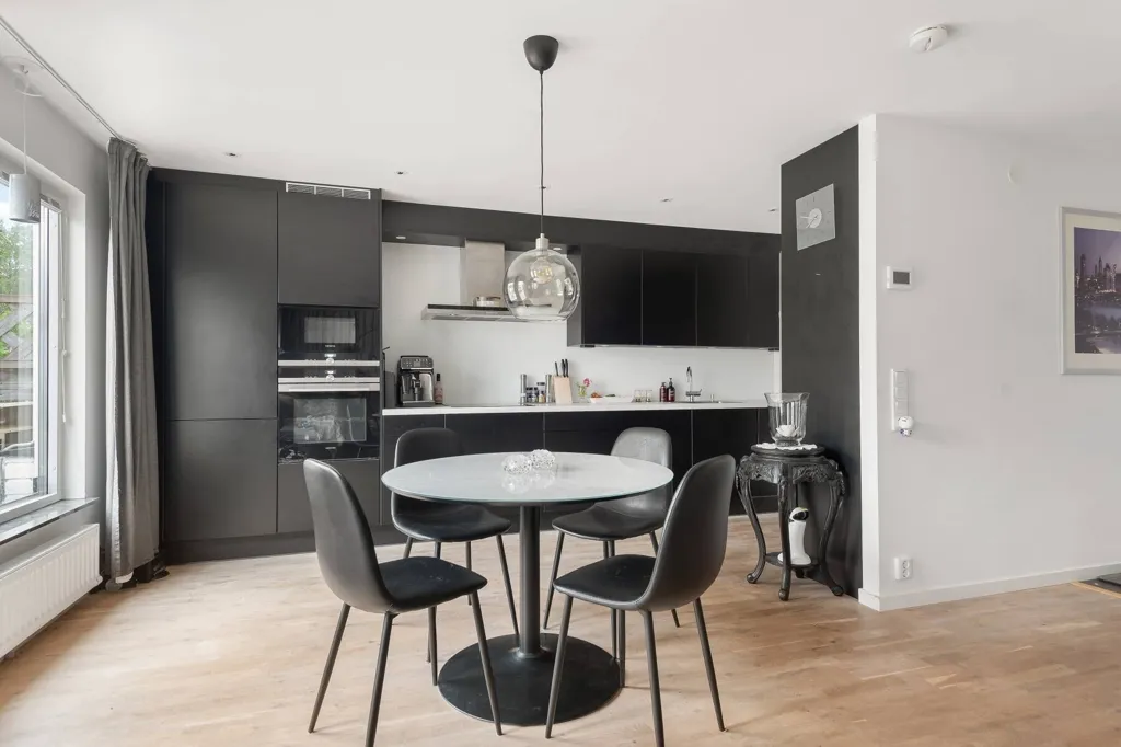 Söögituba - Renovated Two-Bedroom Flat with Garden in Järfälla
