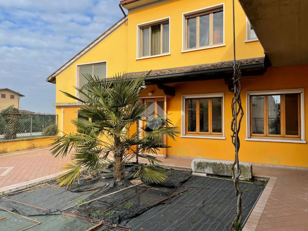 Välivaade - Independent House with Commercial Space in Leno