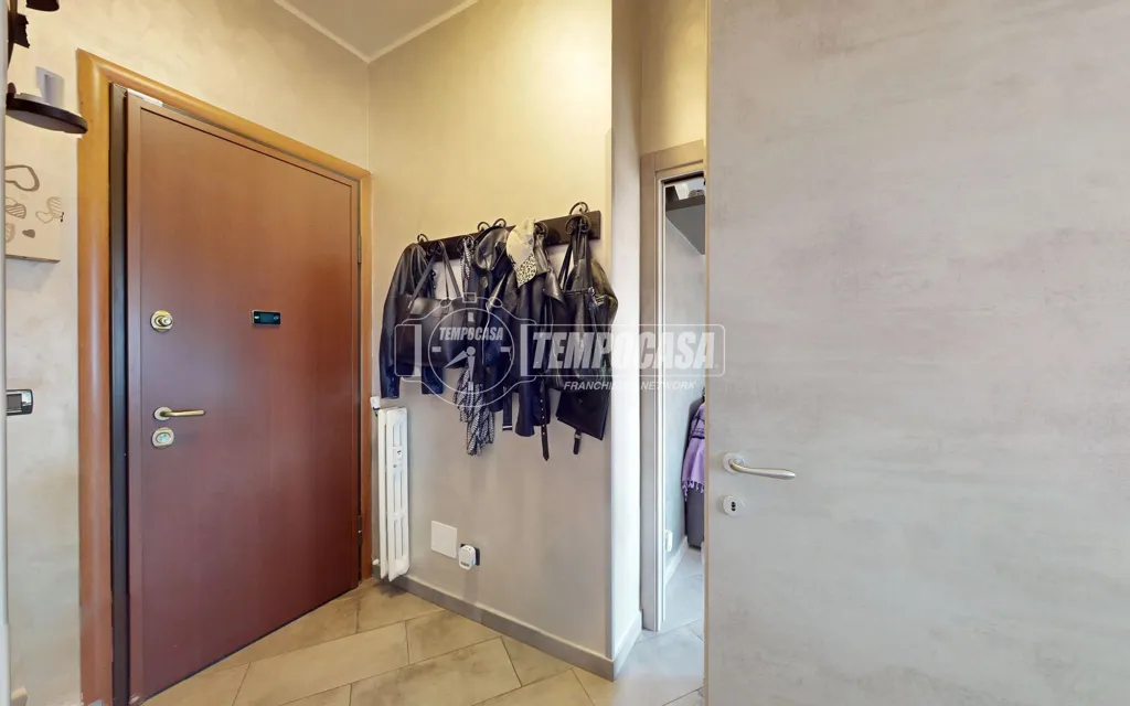Entrée - Rear-Converted Apartment with Balcony in Turin