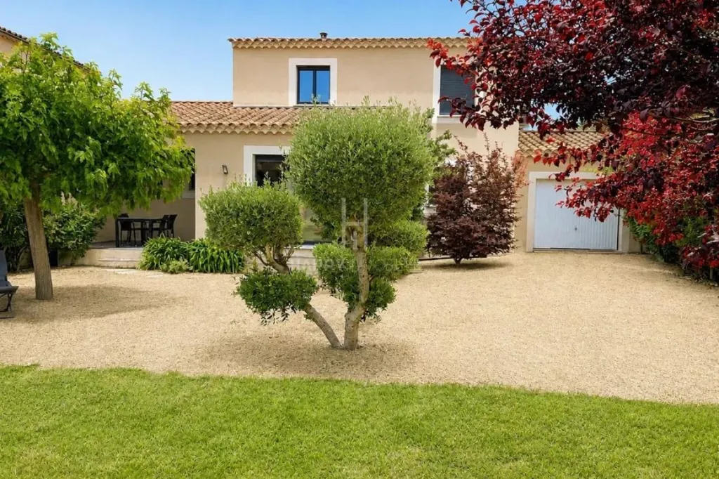Jardin - Maison Moderne avec Terrasse à Paradou