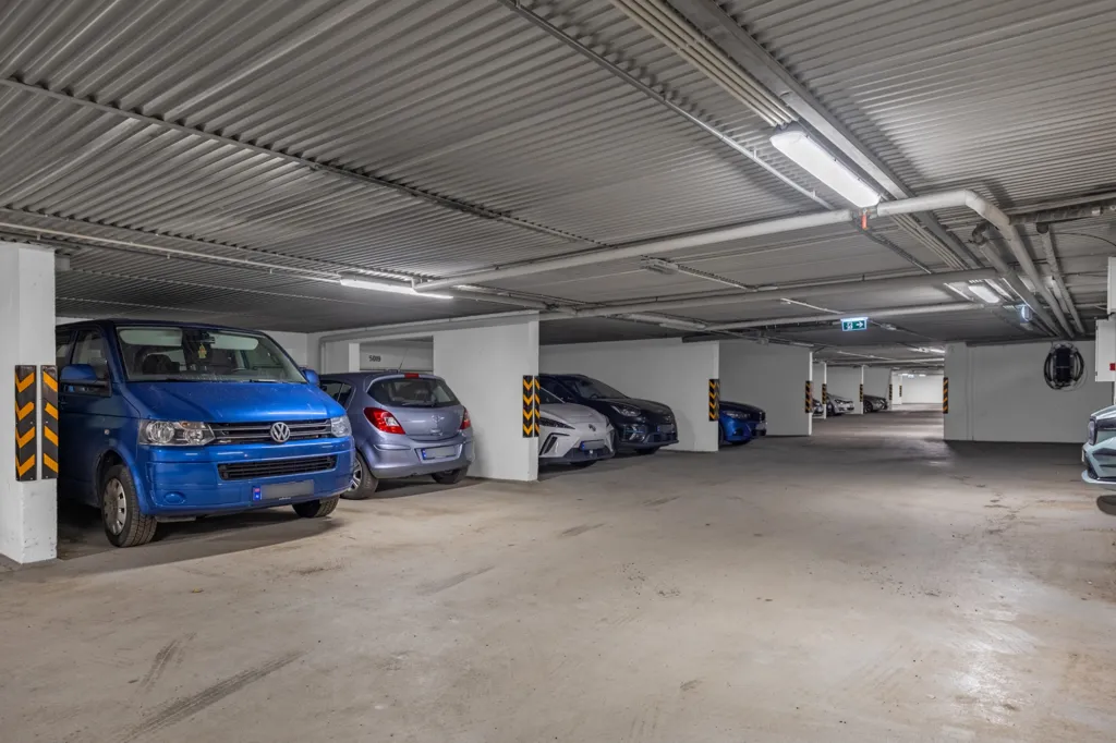Garage - Spacious 3-Bedroom Flat with Balconies in Furuset