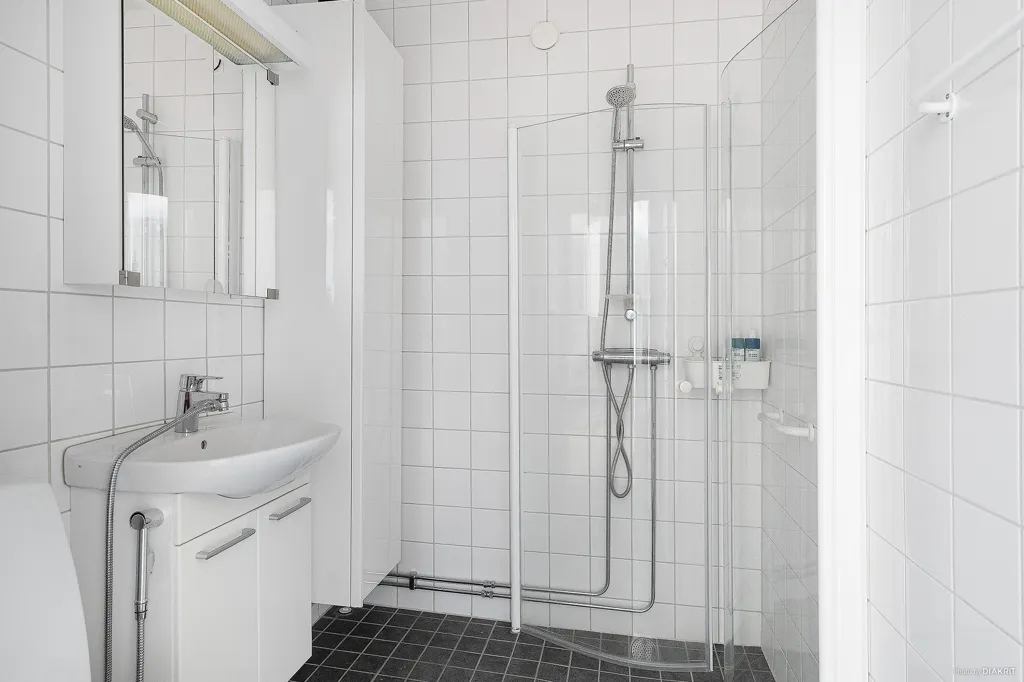 Salles de bain - Modern Flat with Balcony in Trandared