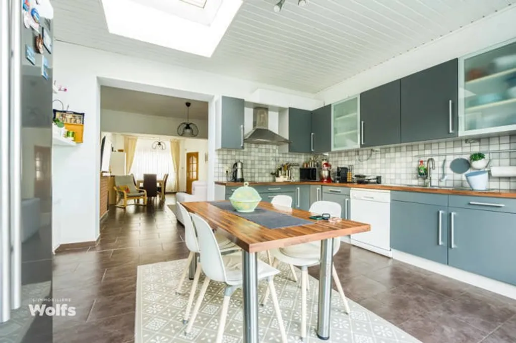 Köök - Three-Bedroom House with Garden in Saint-Nicolas