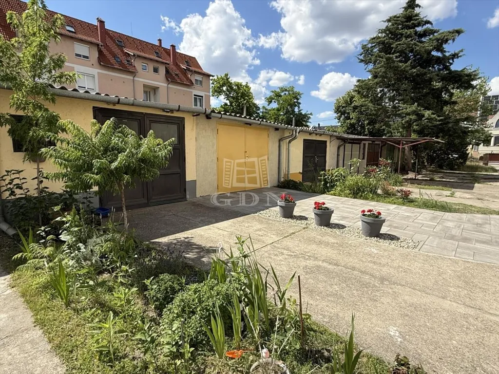 Aed - Renovated Apartment with Balcony in Kecskemét