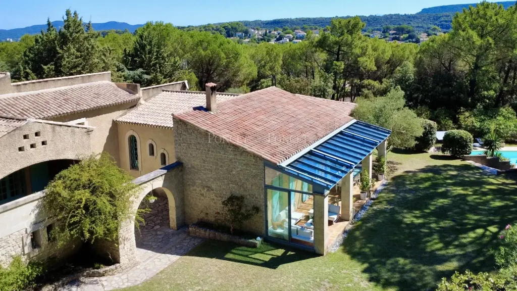 Vue aérienne - Villa au Cœur du Gard Provençal avec Piscine