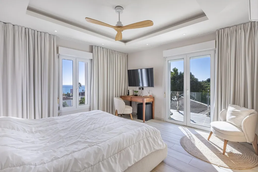 Chambres - Refurbished Villa with Sea Views in La Duquesa