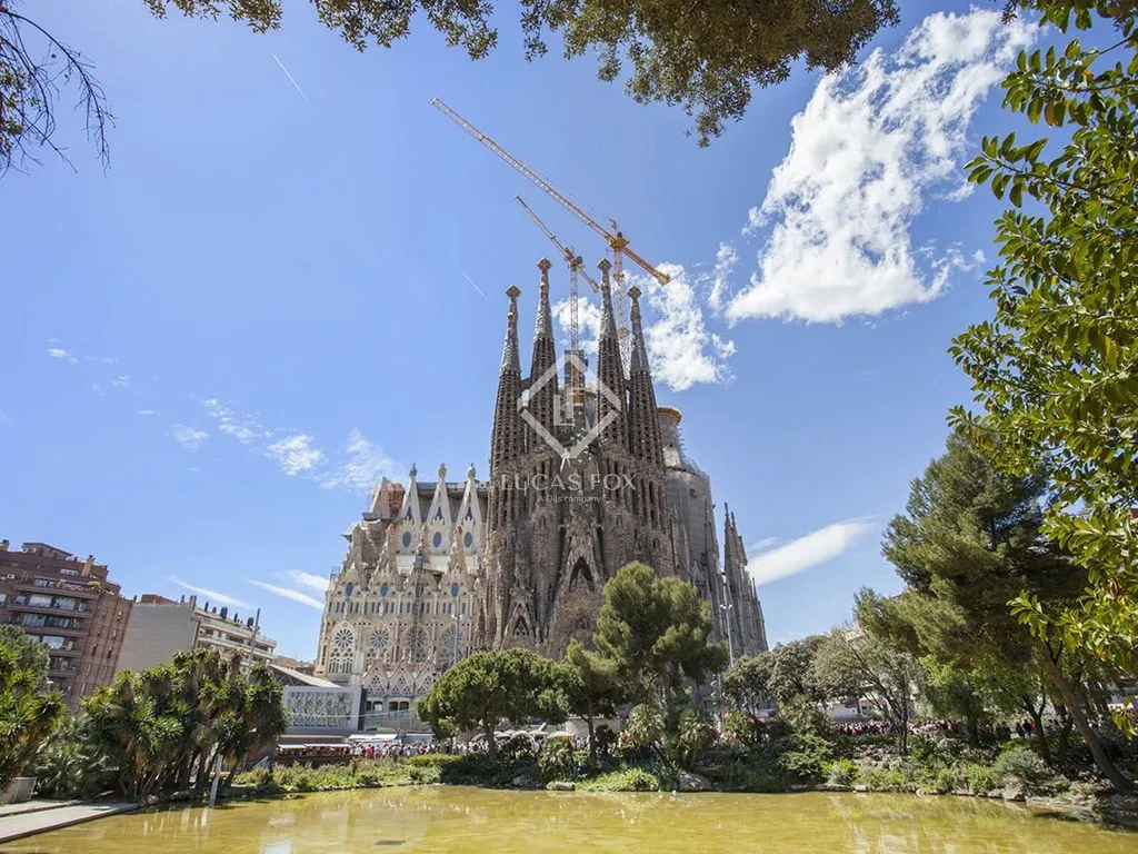 Luxury Apartment with Historic Character in Eixample Right