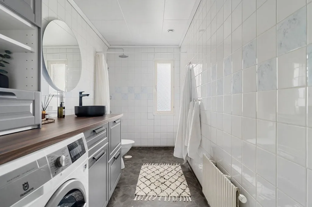 Salles de bain - Renovated Apartment with West-Facing Balcony in Hea