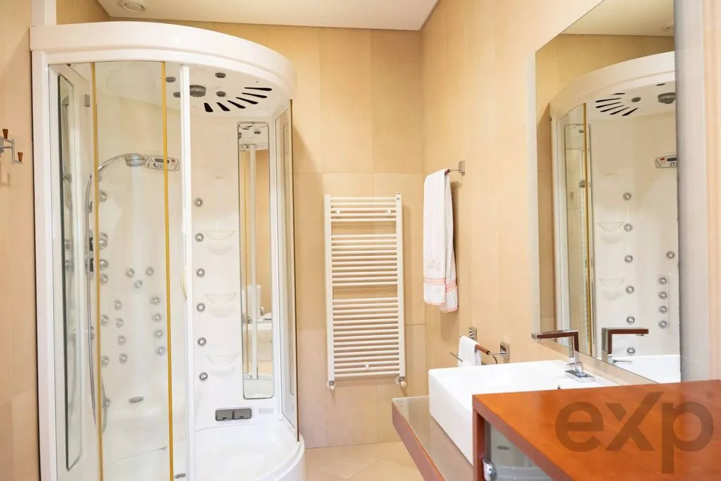 Salles de bain - Luxury Villa with Greenbelt View in Friestas